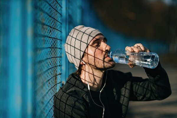 How Can Sports Drinks Improve Hydration in Long-Distance Runners?